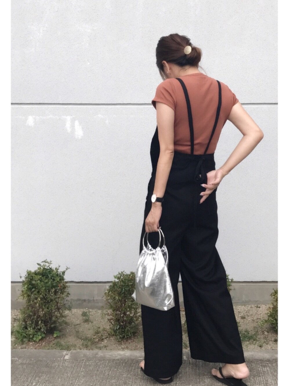 オレンジ系のTシャツ/カットソー、ブラック系のつなぎ/オールインワン、ブラック系のビーチサンダルを着用したレディースの夏コーディネートの1枚目の写真