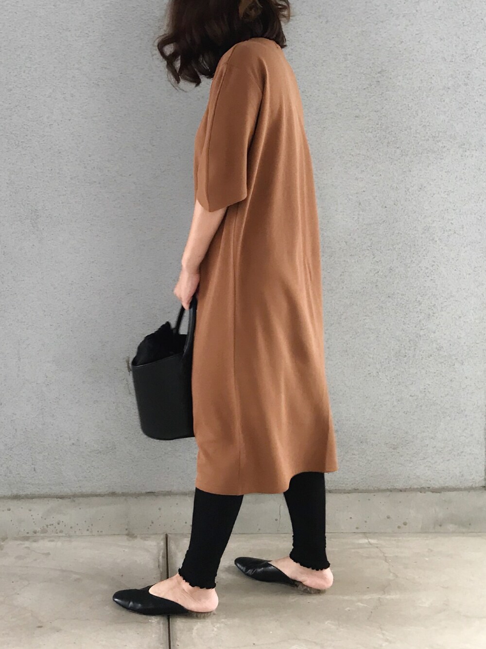 「ブラウン、秋色、秋コーデ、大人カジュアル、秋服、プチプラ、UNIQLO、レギンス、ママファッション、ロングワンピース」｜「ShesonのSheson(シーズン) select 変形スリーブ カットワンピース（チュニック、ベージュ系）」を使った、a.megumiさん（レディース・160cm）の秋コーディネートの1枚目の写真