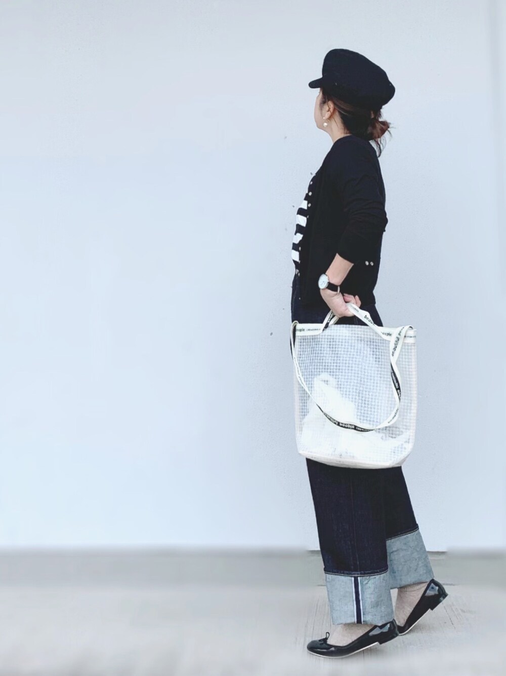「春コーデ、オトナカジュアル、きれいめカジュアル、デニムパンツ、ワイドパンツ、ロールアップ、repetto、モノトーンコーデ、ボーダートップス、agnes b.」｜「green label relaxingのCB マリンキャスケットキャップ BK②（キャスケット、ブラック系）」を使った、a.megumiさん（レディース・160cm）の春コーディネートの1枚目の写真