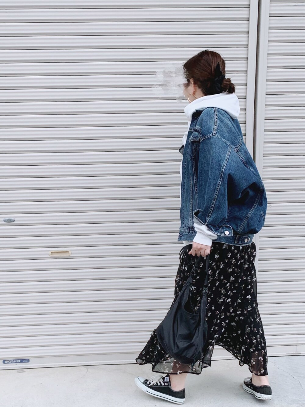 ブルー系のその他アウター、ブラック系のスカート、ブラック系のショルダーバッグを着用したレディースの春コーディネートの1枚目の写真