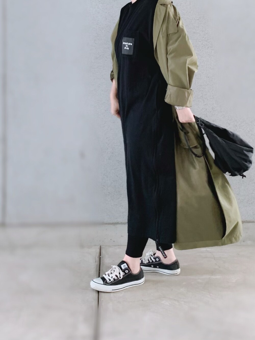 「シンプルコーデ、春コーデ、トレンチコート、マキシ丈ワンピース、ワンピース、平成最後のWEARISTAセンバツ、ラクチンコーデ、おしゃれさんと繋がりたい、converse、サコッシュ」｜「MOUSSYのGOWN TRENCH JK F（その他アウター、グリーン系）」を使った、a.megumiさん（レディース・160cm）の春コーディネートの1枚目の写真
