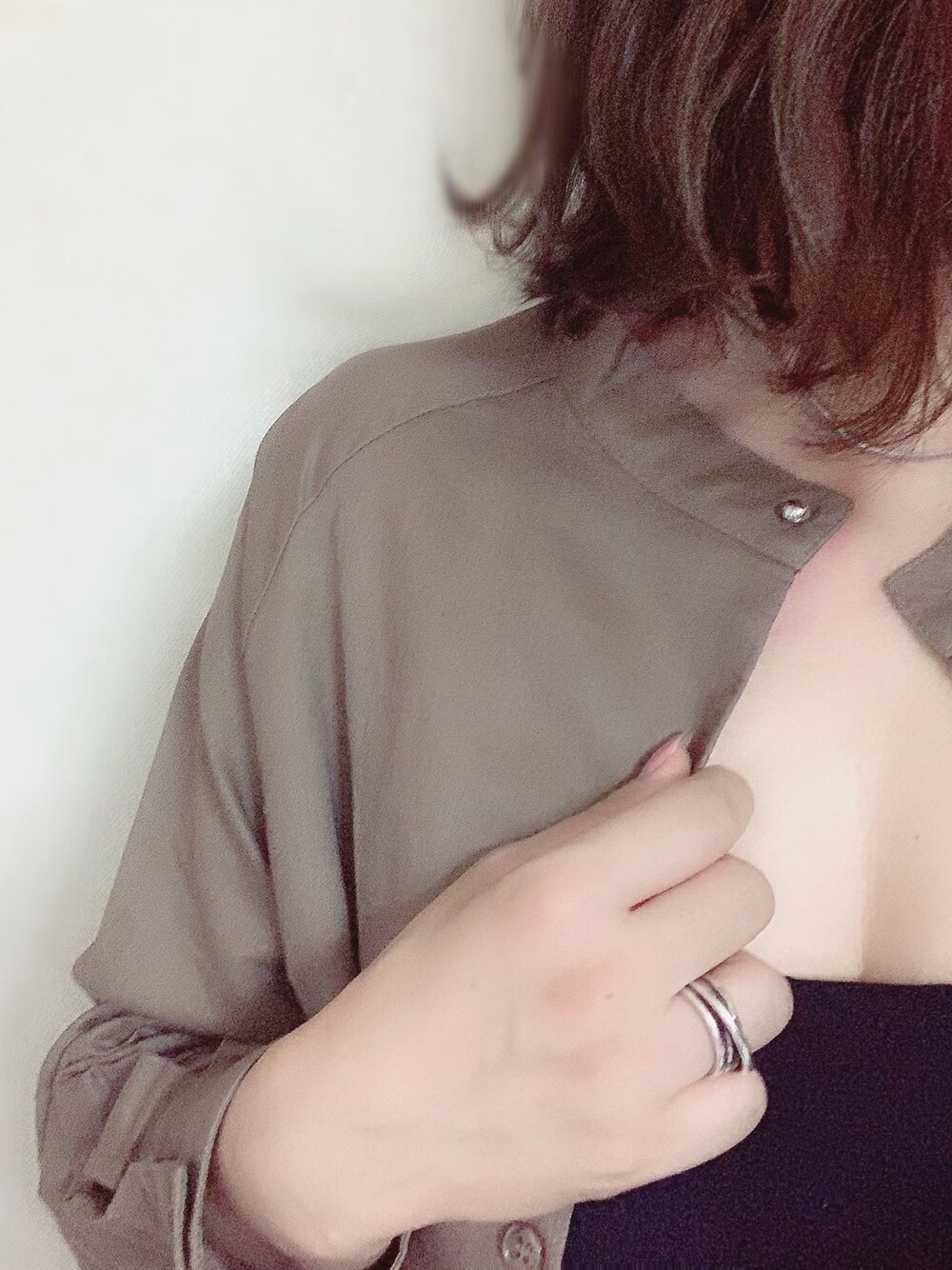 ブラウン系のシャツワンピース、シルバー系のリング、シルバー系のネックレスを着用したレディースの夏コーディネートの1枚目の写真