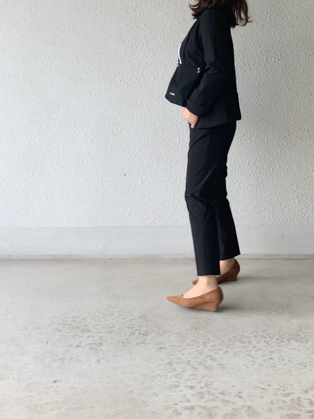 「シンプル、スーツスタイル、スーツ女子、セットアップ、ロゴT、白Tシャツ、パンプス、ママファッション、仕事着」｜「GeeRAの360°スゴく伸びる！ひんやり冷感機能付き！洗える４点スーツ（セットアップ、ブルー系）」を使った、a.megumiさん（レディース・160cm）の秋コーディネートの1枚目の写真