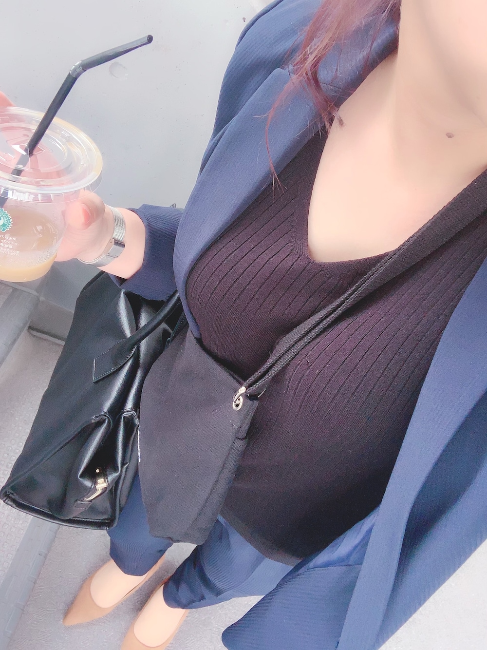 「スーツ、ネイビー、仕事着、トートバッグ、オトナ女子、シンプル、ジャケット、テーパードパンツ、パンプス、眠たい」｜「GeeRAの360°スゴく伸びる！ひんやり冷感機能付き！洗える４点スーツ（セットアップ、ブルー系）」を使った、a.megumiさん（レディース・160cm）の秋コーディネートの1枚目の写真