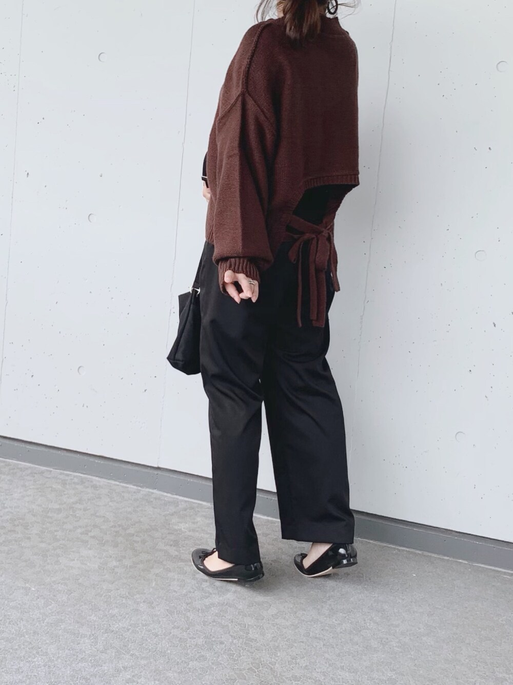 「ラブアンドピース2019、秋コーデ、ブラウン、秋のカフェオレコーデ、ワイドパンツ、オーバーサイズ、ニット、Vネック、バレエシューズ、ゆるニット」｜「haco!の【高橋愛さんコラボ】バックリボンのクロップドニットプルオーバー by LOVE&PEACE PROJECT（ニット/セーター、ブラウン系）」を使った、a.megumiさん（レディース・160cm）の秋コーディネートの1枚目の写真