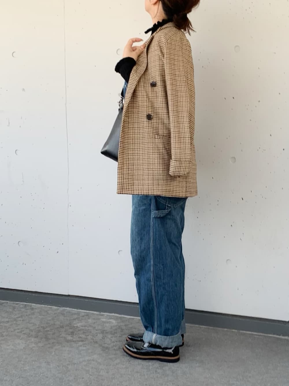「カジュアルコーデ、チェックジャケット、テーラードジャケット、タートルネック、ニット、サロペット、オーバーオール、ドレスシューズ、大人カジュアル」｜「FREAK'S STOREのフラワーネックリブニット（ニット/セーター、ブラック系）」を使った、a.megumiさん（レディース・160cm）の冬コーディネートの1枚目の写真