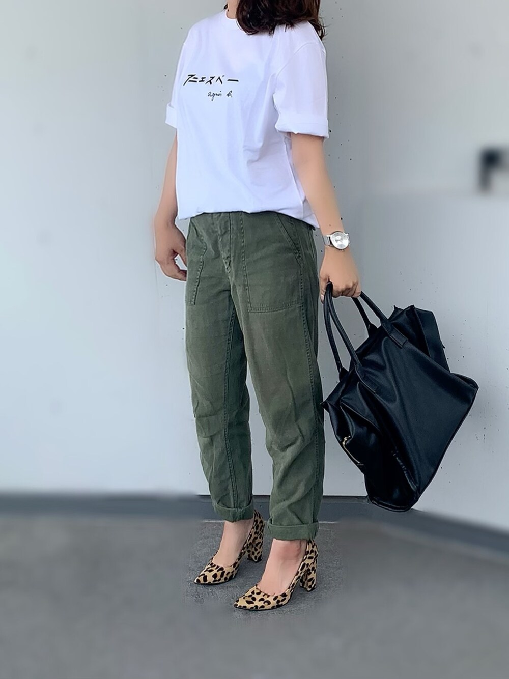 ホワイト系のTシャツ/カットソー、グリーン系のその他パンツ、その他のパンプスを着用したレディースの夏コーディネートの1枚目の写真