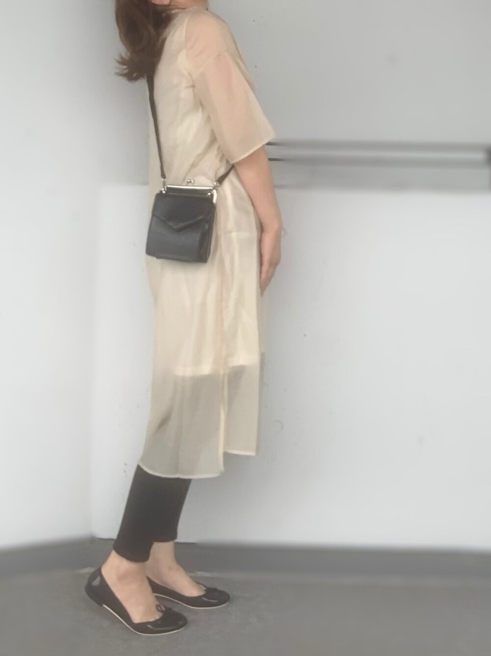 ベージュ系のワンピース、ブラック系のショルダーバッグ、ブラック系のその他パンツを着用したレディースの夏コーディネートの1枚目の写真