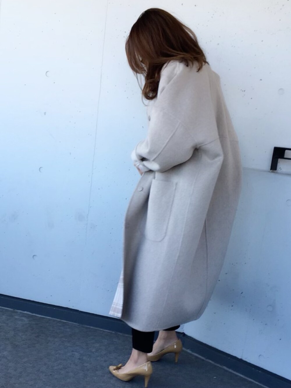 「シンプルコーデ、ノーカラーコート、ベージュ、PRADA、パンプス、大人カジュアル、黒スキニー、大人コーデ、いいね、save、フォローお願いします🤑、ロングコート」｜「SENSE OF PLACE by URBAN RESEARCHのリバーシブルノーカラーコート（ノーカラーコート、ベージュ系）」を使った、a.megumiさん（レディース・160cm）の秋コーディネートの1枚目の写真