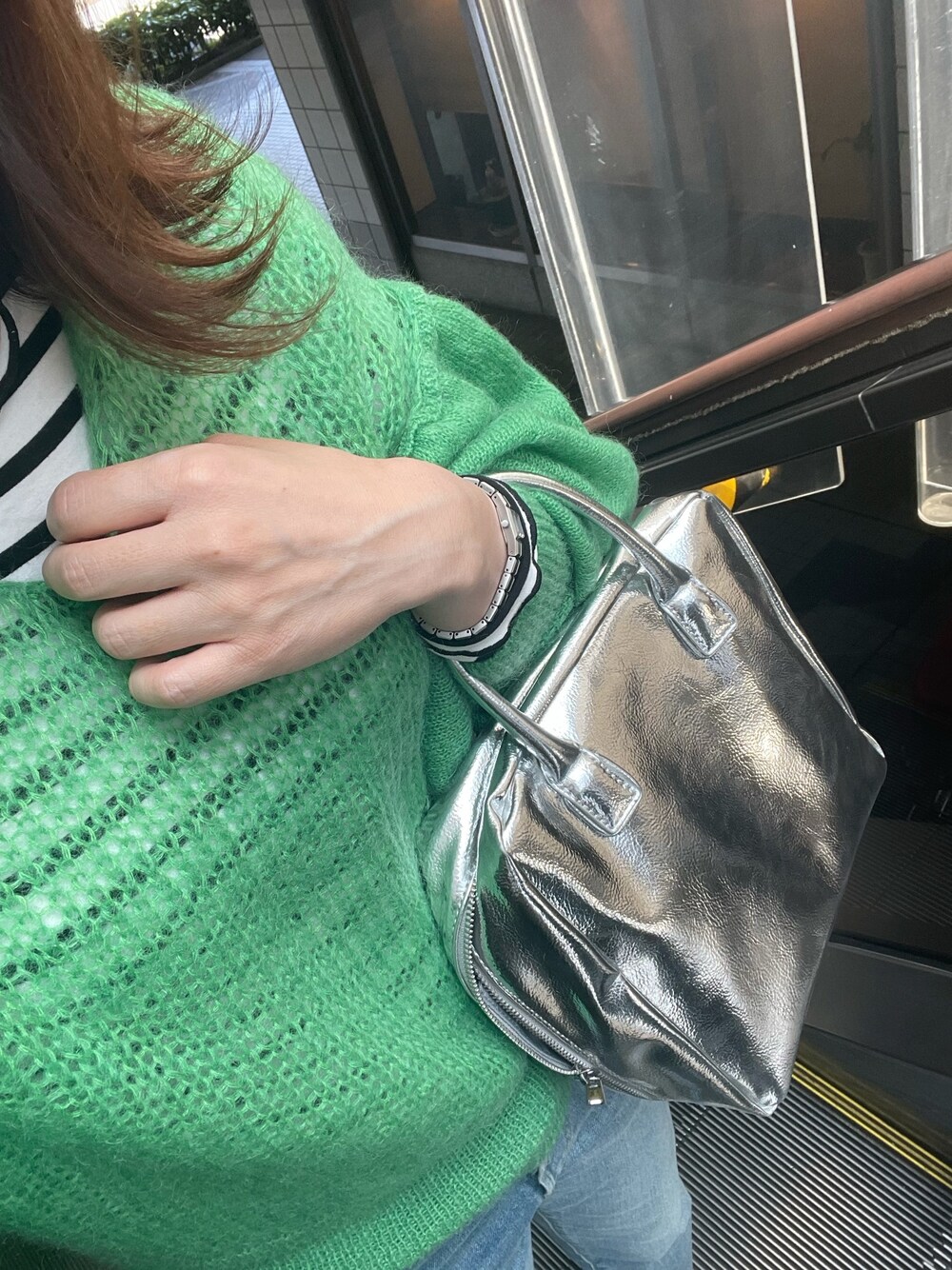 「カジュアル、春ニット、春コーデ、ボーダートップス、デニムパンツ、グリーン、ボリューム袖、カジュアルコーデ、シルバー」｜「Another Editionのボリュームスリーブニットプルオーバー（ニット/セーター、グリーン系）」を使った、a.megumiさん（レディース・160cm）の春コーディネートの1枚目の写真