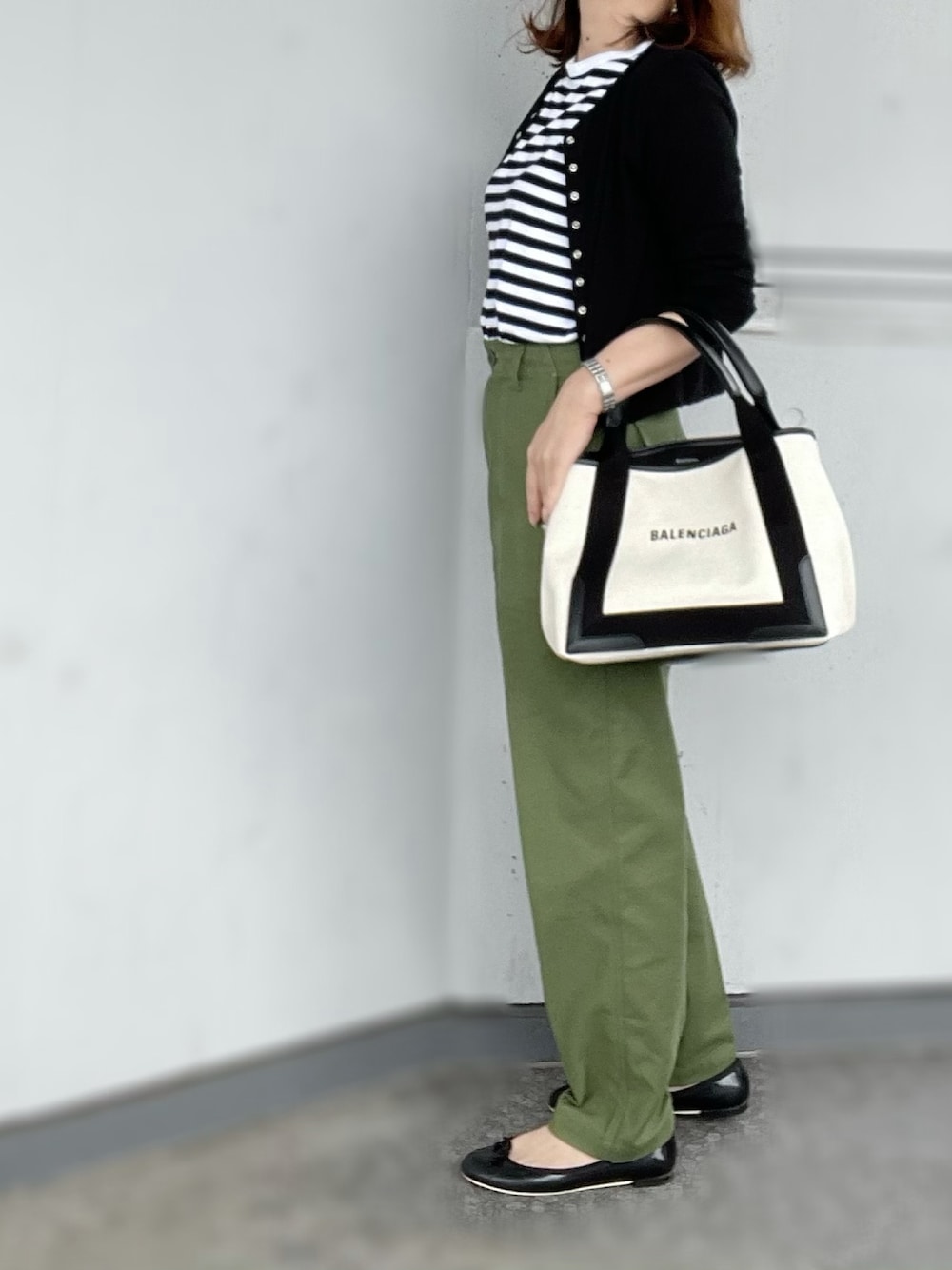 「大人カジュアル、ボーダートップス、agnes b.、BALENCIAGA、repetto、パンツスタイル、ワイドパンツ、オトナカジュアル、雨の日コーデ、フェミニン」｜「agnes b.のJ000 CARDIGAN　12ANSカーティガンプレッション（カーディガン/ボレロ、ブラック系）」を使った、a.megumiさん（レディース・160cm）の春コーディネートの1枚目の写真