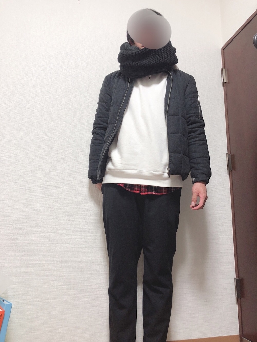 「赤チェックシャツコーデ、白パーカー、黒スラックス、赤靴下、ドクターマーチン、ドクターマーチン3ホール、UNIQLO、白黒赤」｜「Right-onのニットスヌード(赤と2色買い)（ストール/ショール、ブラック系）」を使った、mhrさん（メンズ・178cm）の冬コーディネートの1枚目の写真