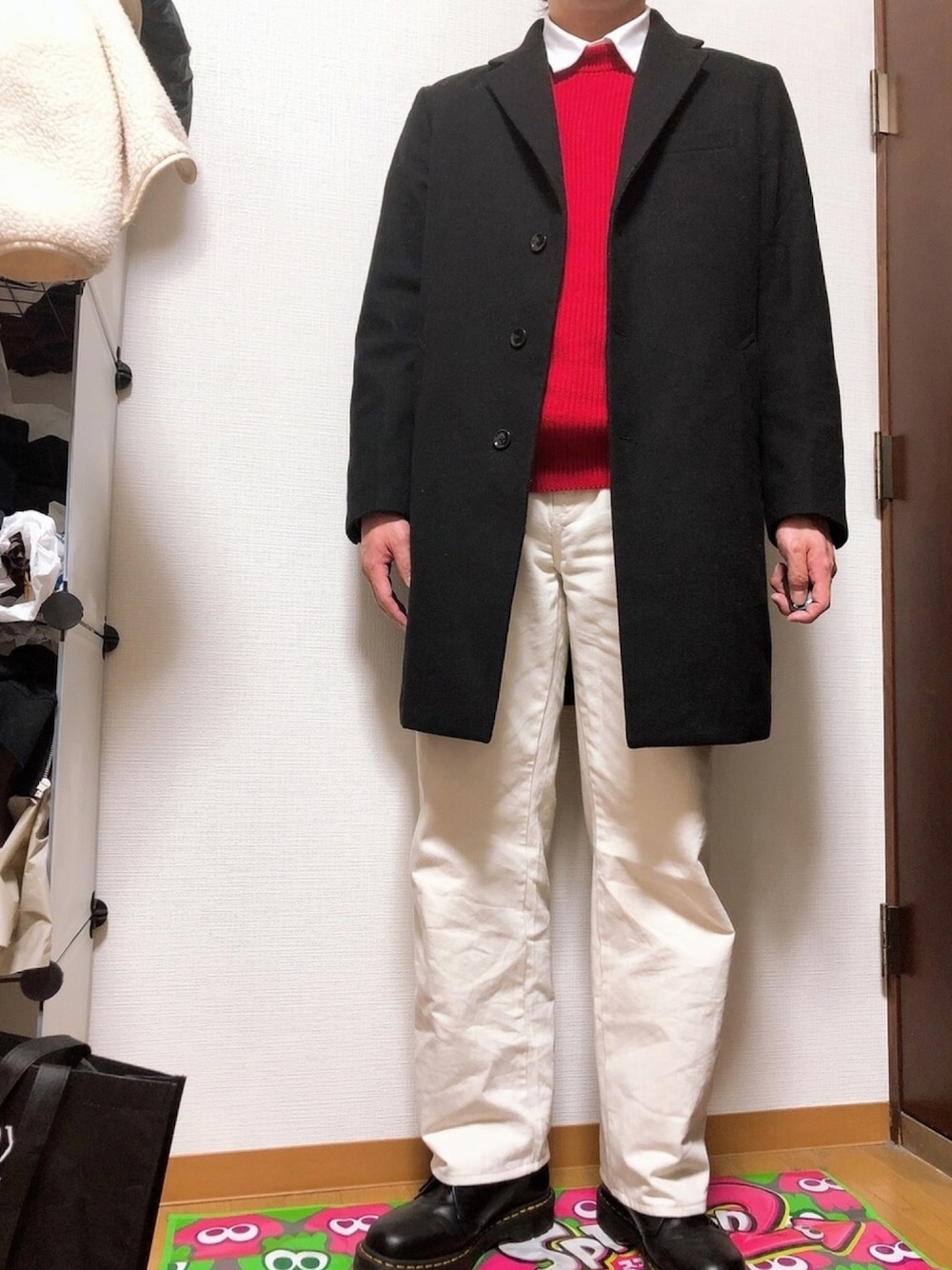 「GU、UNIQLO、レディースアイテム、白黒赤」｜「GUのウールブレンドチェスターコート（チェスターコート、ブラック系）」を使った、mhrさん（メンズ・178cm）の冬コーディネートの1枚目の写真