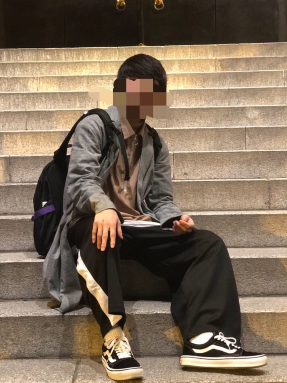 グレー系のチェスターコート、ブラウン系のTシャツ/カットソー、ホワイト系のTシャツ/カットソーを着用したメンズの秋コーディネートの1枚目の写真