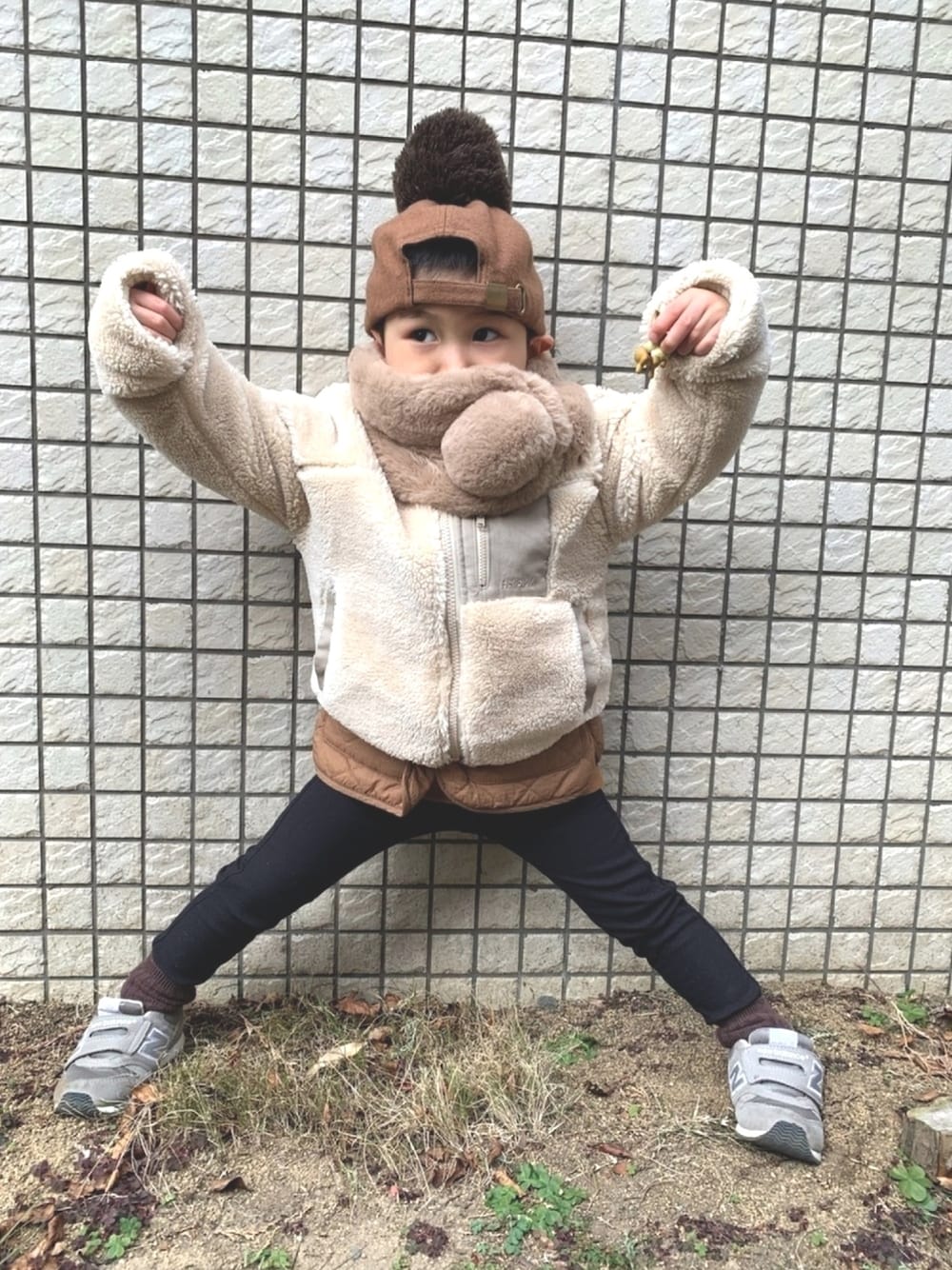 「ブラウン色に染まれ、キッズコーデ、もこもこ、なぞのポーズ、おとこのこ、3歳、ブランシェス、ブラウンコーデ」｜「BRANSHESのアイテム（ブルゾン、ベージュ系）」を使った、kirirenさん（キッズ・90cm）の冬コーディネートの1枚目の写真