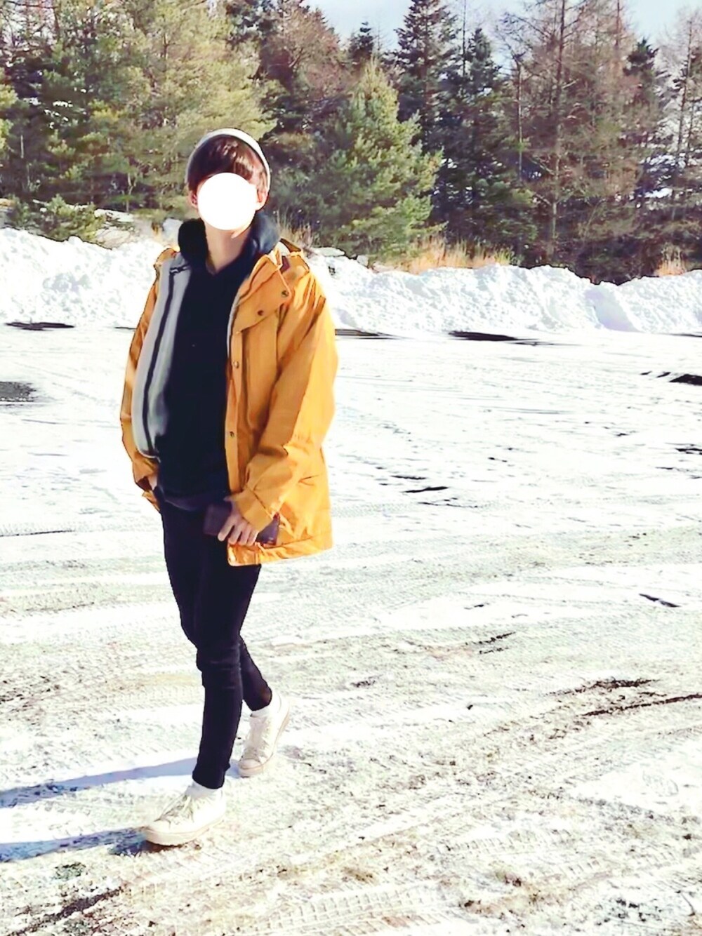「冬コーデ、スポーツカジュアル、スノーボード、アウトドアウェア、パーカー、スキニー、スニーカー、コンバース」｜「STUSSYのStock Emb Beanie（ニットキャップ/ビーニー、グレー系）」を使った、ちゃわさん（メンズ・173cm）の冬コーディネートの1枚目の写真