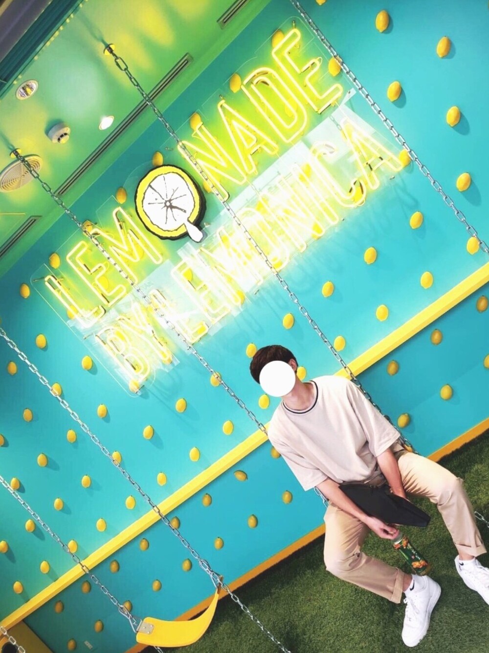 「ワントーンコーデ、ベージュ、秋のコーデ、Tシャツ、スラックス、FREAK’Ｓ STORE、シロソックス、NIKE」｜「FREAK'S STOREのWEB限定 スーパービッグシルエット ラインリブ 半袖Tシャツ（Tシャツ/カットソー、ベージュ系）」を使った、ちゃわさん（メンズ・173cm）の秋コーディネートの1枚目の写真