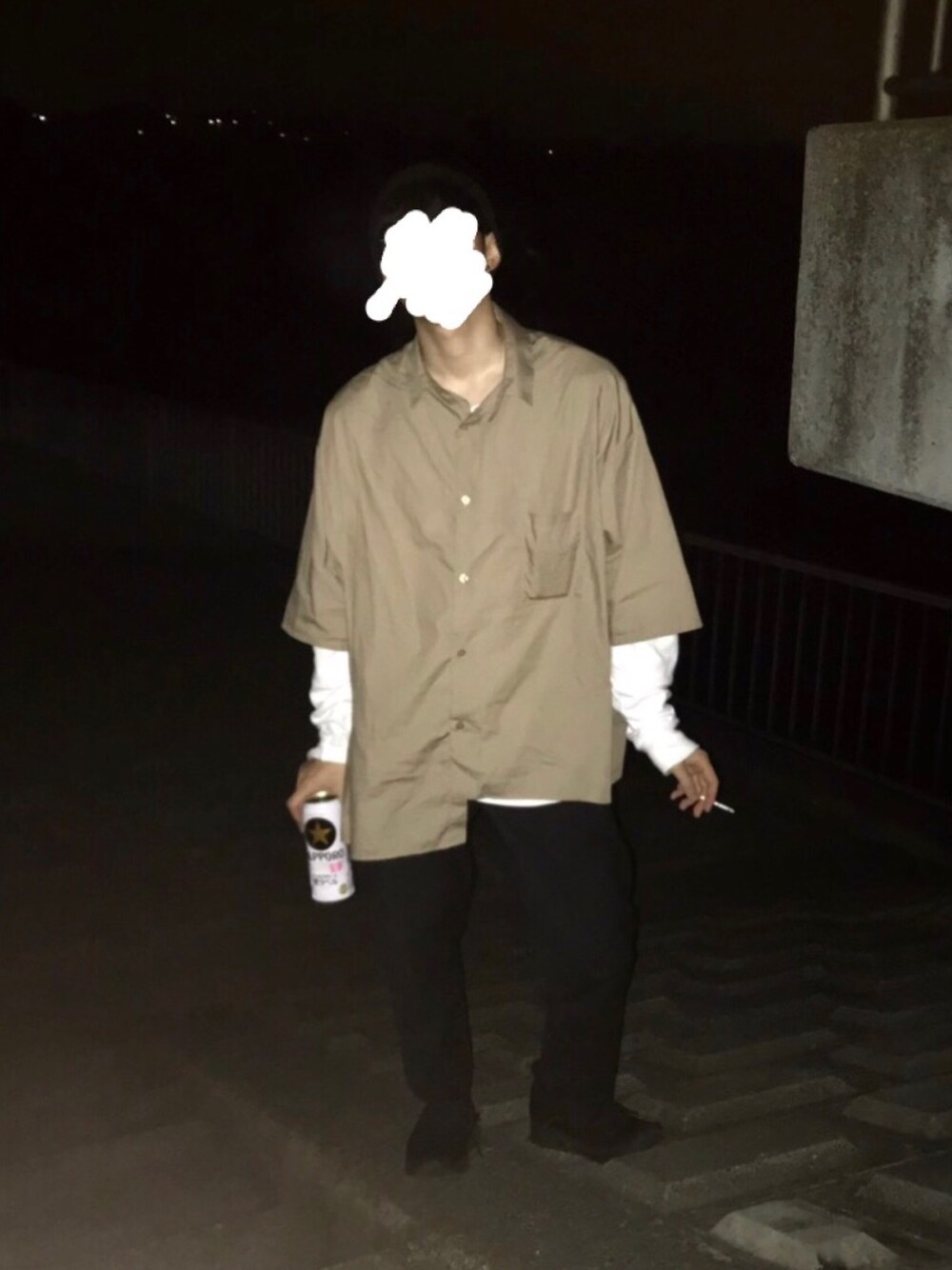 「WHO’S WHO gallery、BEAUTY&YOUTH UNITED ARROWS、UNIQLO、PUMA、スニーカー」｜「WHO'S WHO galleryのアシンメトリーシャツ/ アシメシャツ/ビッグシルエット/ストライプ/無地（シャツ/ブラウス、ベージュ系）」を使った、ちゃわさん（メンズ・174cm）の夏コーディネートの1枚目の写真