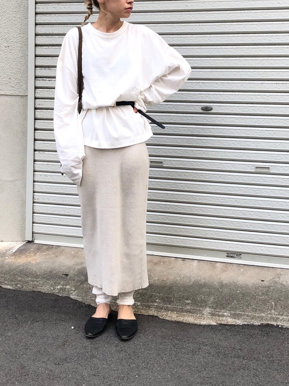 ホワイト系のTシャツ/カットソー、ホワイト系のレギンス/スパッツを着用したレディースの夏コーディネートの1枚目の写真