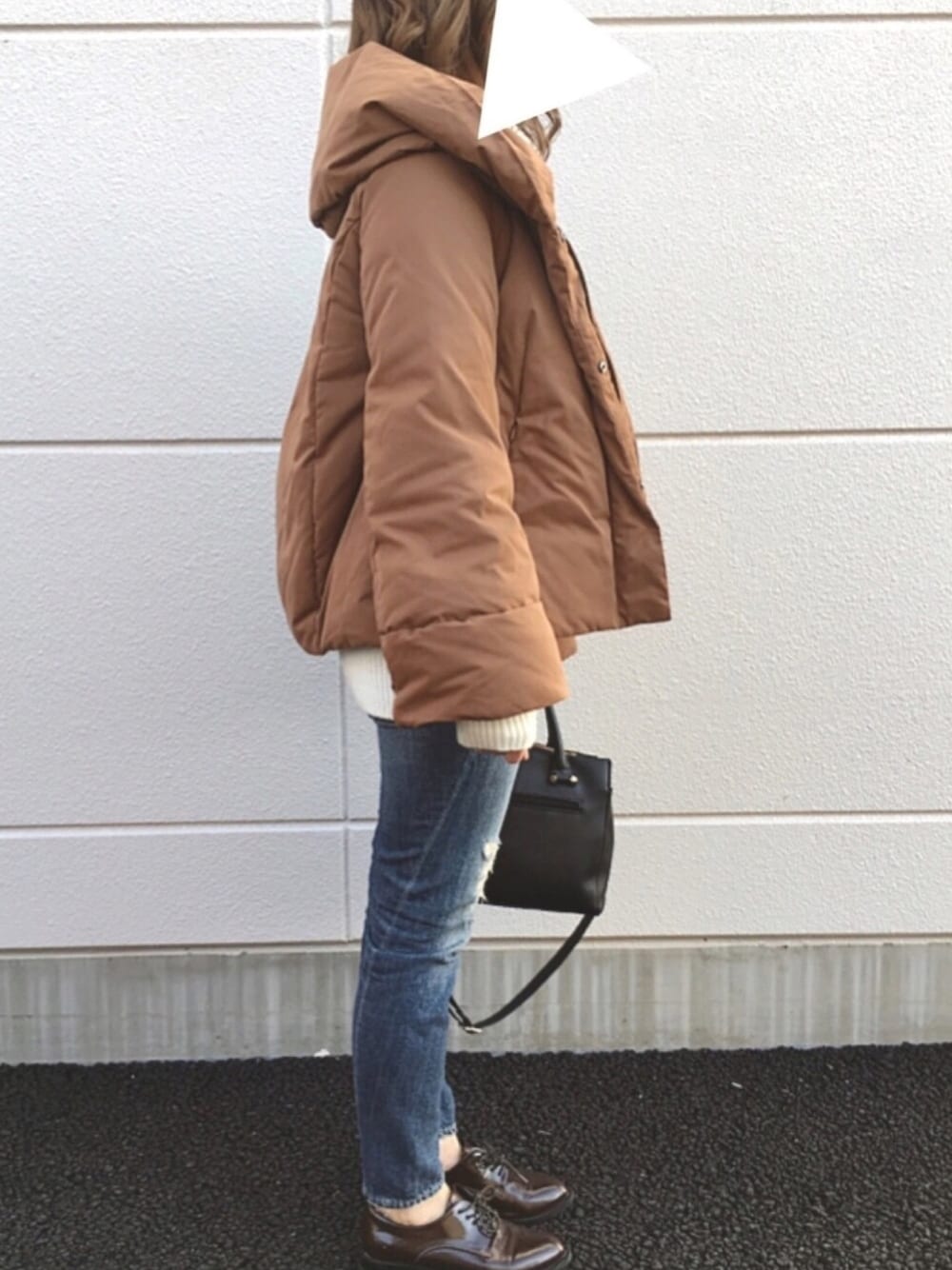 「大人カジュアル、ニット、デニムパンツ、冬コーデ、タートルネック、simplicite、ダウンジャケット、ダメージデニム、スクエアバッグ、冬」｜「JOURNAL STANDARDのsimplicite（ダウンジャケット/コート、ブラウン系）」を使った、TOMOさん（レディース・156cm）の冬コーディネートの1枚目の写真