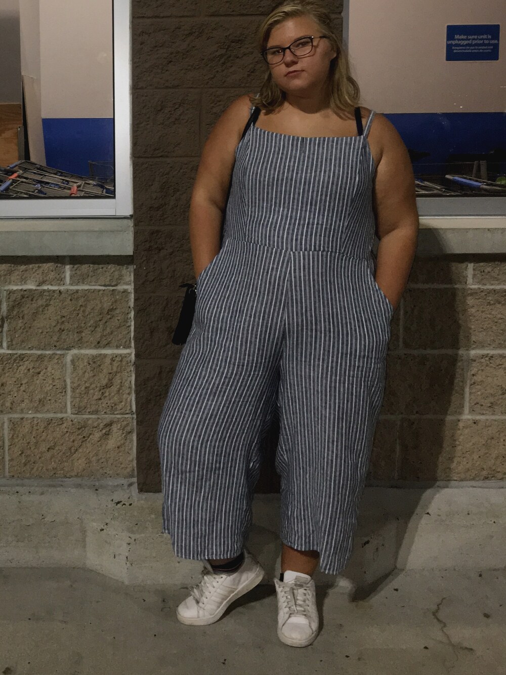 「stripe、romper、Overalls、Jumper、sneakers、adidas、glasses、black、purse」｜「OLD NAVYのアイテム（オールインワン・サロペット、ブルー系）」を使った、Tayさん（レディース・163cm）の秋コーディネートの1枚目の写真