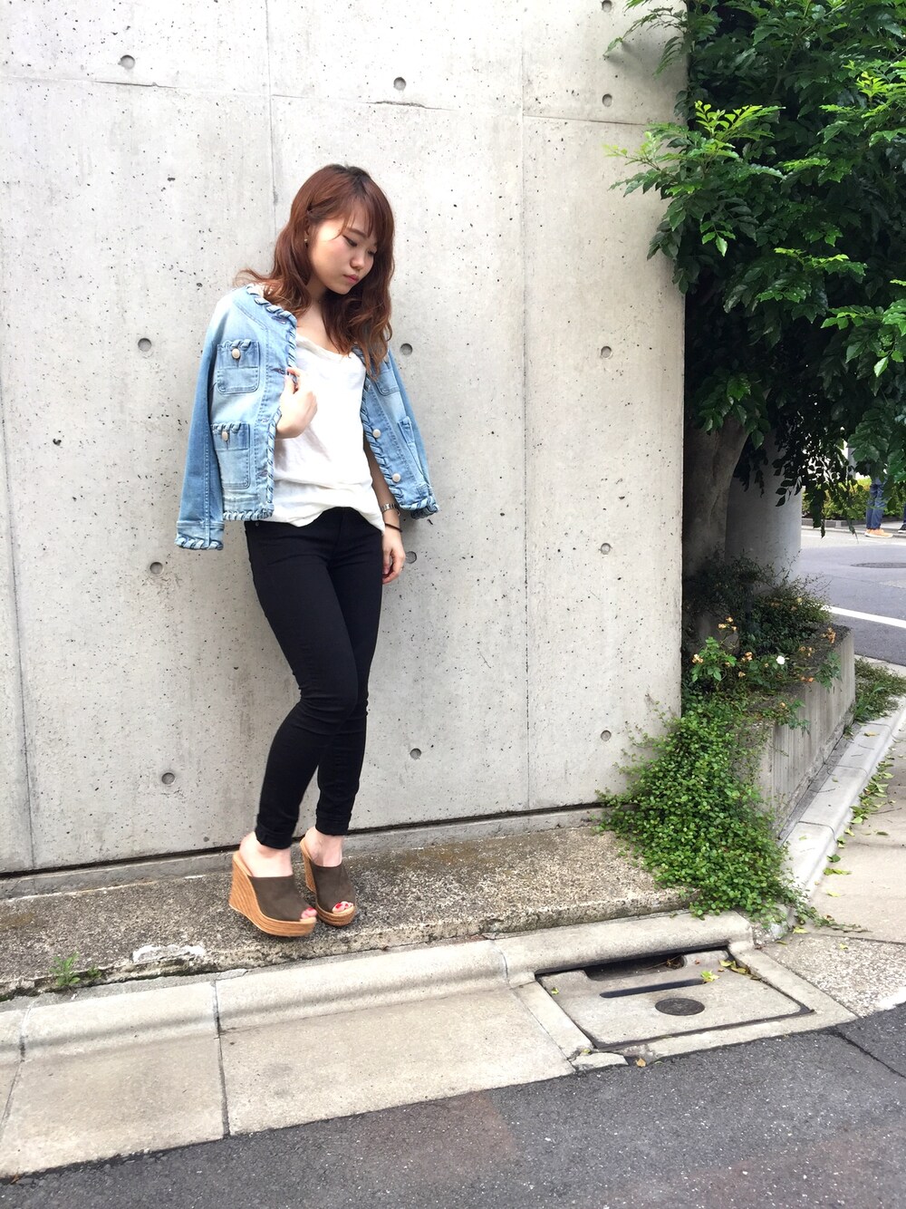 「カジュアル、オトナカジュアル、デニムジャケット、黒スキニー、サンダル、moname、GAP、velvet、デニム、シンプル」｜「velvetのvelvet （ベルベット） クルーS/Sカットソー (243)（Tシャツ/カットソー、ホワイト系）」を使った、Arrさん（レディース・156cm）の夏コーディネートの1枚目の写真