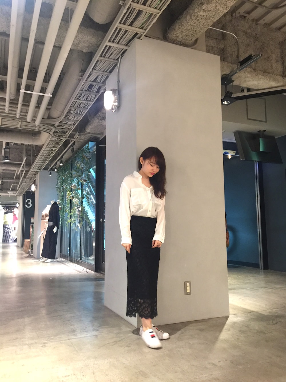 「シンプルコーデ、シャツスタイル、レース、レーススカート、キレイめ、スカート×スニーカー、低身長、タイトスカート、moname、TORRAZZO DONNA」｜「Monameの【SALE】Moname   ビッグシルエット シャツ ドロップショルダー   41161062（シャツ/ブラウス、ホワイト系）」を使った、Arrさん（レディース・156cm）の秋コーディネートの1枚目の写真