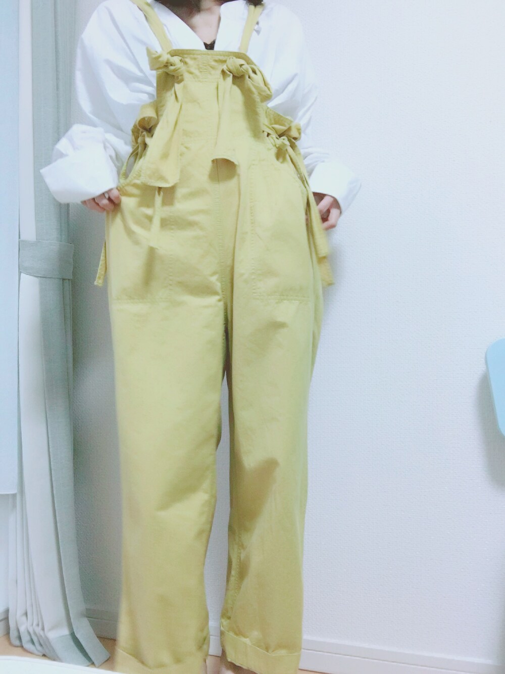 「Another Editionのサイドリボンカーゴサロペット（カーゴパンツ、イエロー系）」を使った、アリさん（レディース・159cm）の秋コーディネートの1枚目の写真