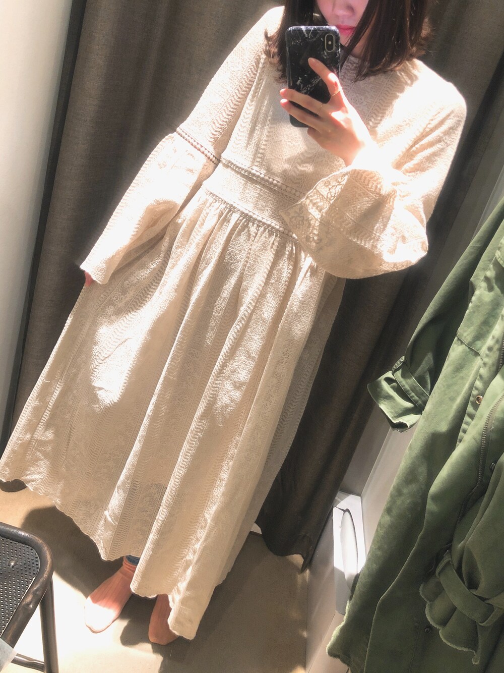 「MOUSSYのLACE FLARE LONG DRESS（ワンピース、ホワイト系）」を使った、アリさん（レディース・159cm）の冬コーディネートの1枚目の写真
