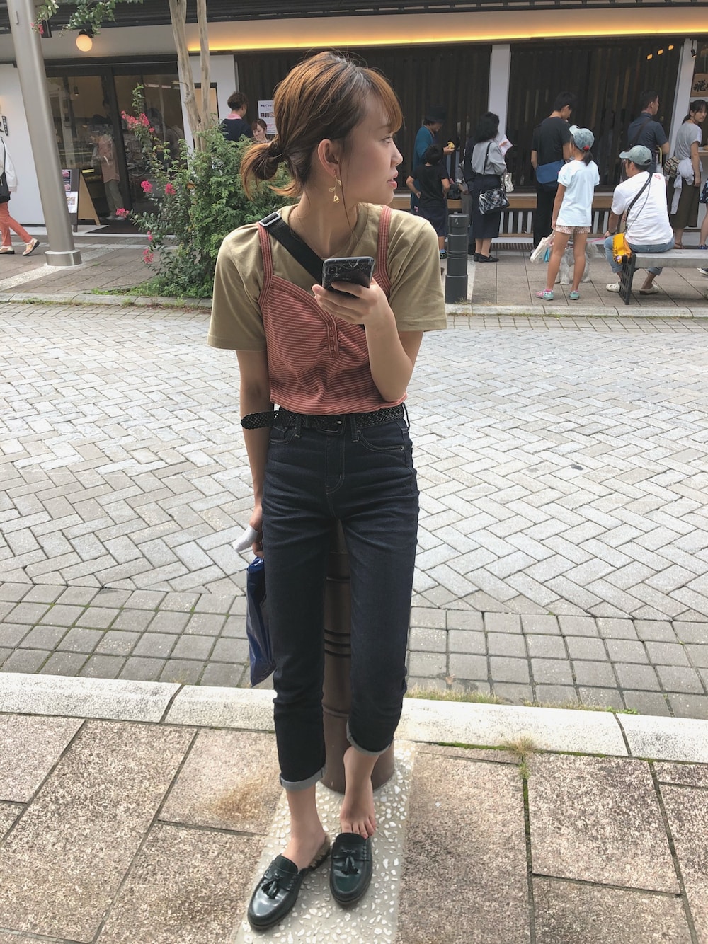「UNIQLOのWOMEN ハイライズウルトラストレッチアンクルジーンズ（デニムパンツ、ブルー系）」を使った、アリさん（レディース・159cm）の秋コーディネートの1枚目の写真