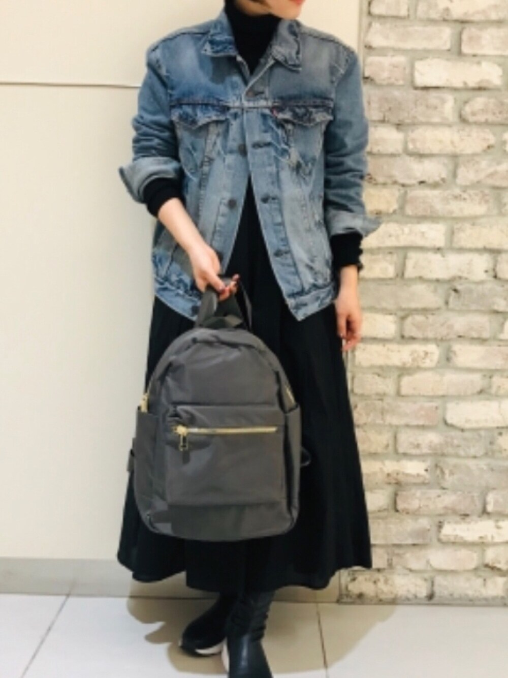 グレー系のバックパック/リュックを着用したレディースの冬コーディネートの1枚目の写真