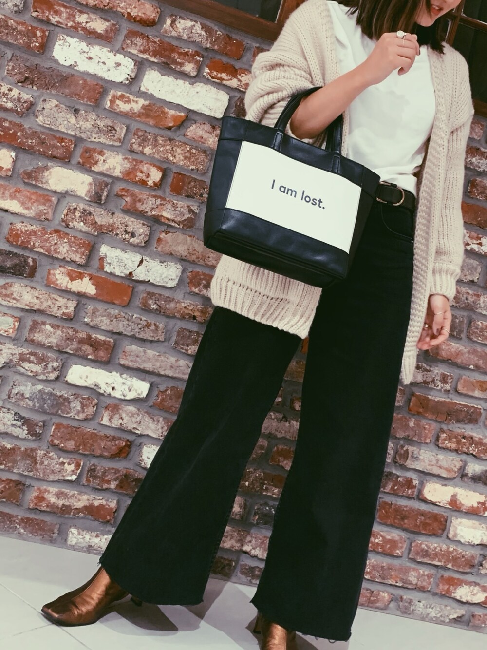 「シンプルコーデ、秋コーデ、カジュアルコーデ、パンツスタイル、ootd、ベージュ、ビッグシルエット、scrapbook、ワイドパンツ」｜「intoxic.のintoxic イントキシック 【RESONATES】new leather line "lost" ロスト（トートバッグ、ブラック系）」を使った、123さん（レディース・158cm）の秋コーディネートの1枚目の写真