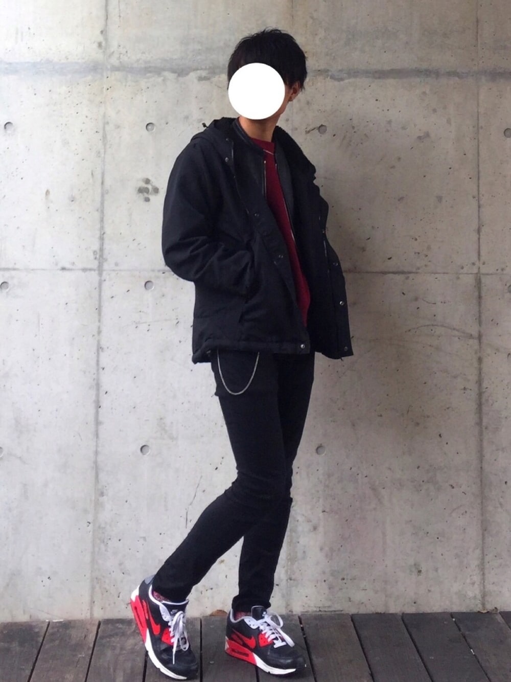 「シンプルコーデ、きれいめカジュアル、黒スキニー、マウンテンパーカー、スニーカー、AIR MAX、ウォレットチェーン、ライダース、ootd、おしゃれさんと繋がりたい」｜「MONO-MARTの裏ボアタスラン加工マウンテンパーカー/切替ナイロンジャケット（マウンテンパーカー、ブラック系）」を使った、chi-tanさん（メンズ・175cm）の冬コーディネートの1枚目の写真