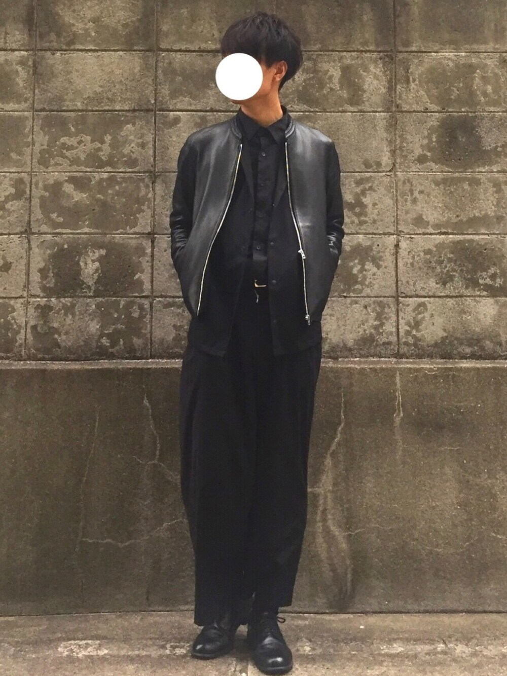 ブラック系のシャツ/ブラウス、ブラック系のテーラードジャケット、ブラック系のライダースジャケットを着用したメンズの冬コーディネートの1枚目の写真