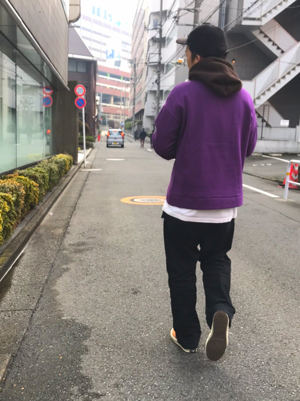 「ビッグシルエット、シンプルコーデ、はるコーデ、パーカー、パープル、スニーカー、オレンジ、キャップコーデ、ラフ、ストリート」｜「BEAMSのHOTEL BLUE / Side Hat（キャップ、ブラック系）」を使った、I.N.Oさん（メンズ・178cm）の冬コーディネートの1枚目の写真