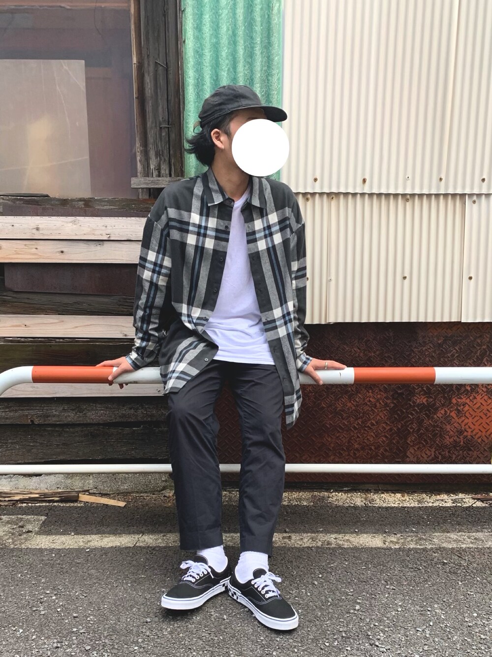 「チェック柄に恋してる、秋コーデ、今日のコーデ、シンプルコーデ、ビッグシルエット、オトナカジュアル、チェックシャツ、シャツスタイル」｜「AIVERのCASPER JOHN AIVER　EXPANDED CHECK PATTERN SHIRTS/MADE IN JAPAN（シャツ/ブラウス、ホワイト系）」を使った、I.N.Oさん（メンズ・178cm）の秋コーディネートの1枚目の写真