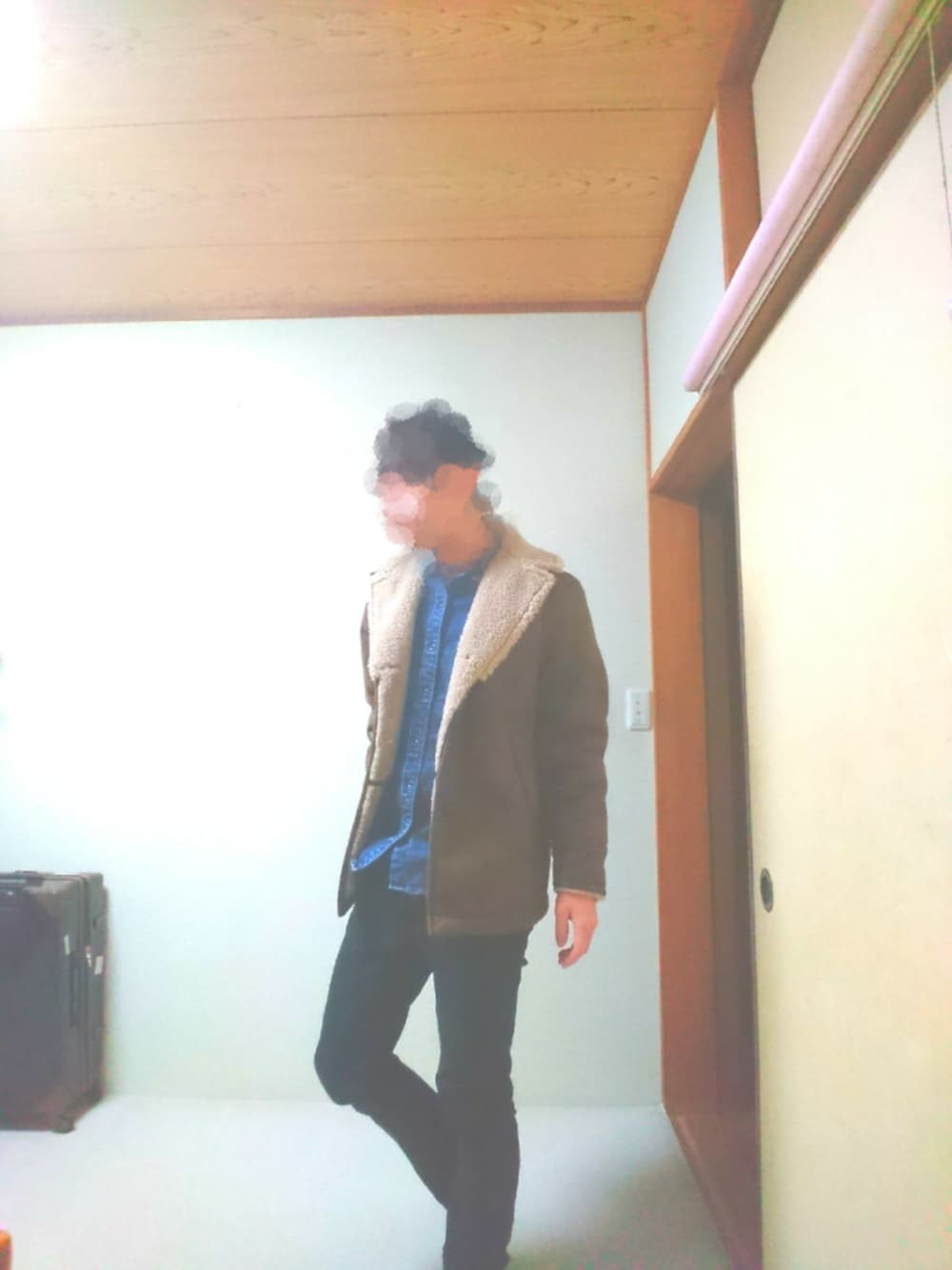 「冬、シンプル、スキニーデニム、デニム、ムートンコート、デニムジャケット、寒い」｜「VOGUISHの無地＆迷彩スウェットデニムM-65ブルゾン（ブルゾン、その他）」を使った、tsuさん（メンズ・168cm）の冬コーディネートの1枚目の写真