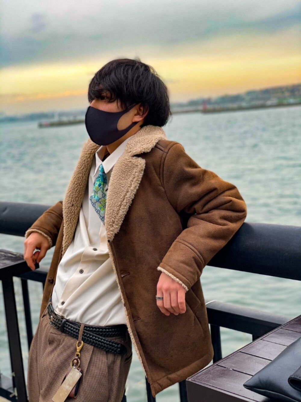 「休日コーデ、デート、GUCCI、スカーフ、ムートンコート、タックイン」｜「UNIQLOのムートンタッチコート＋（ムートンコート、ブラウン系）」を使った、tsuさん（メンズ・168cm）の冬コーディネートの1枚目の写真