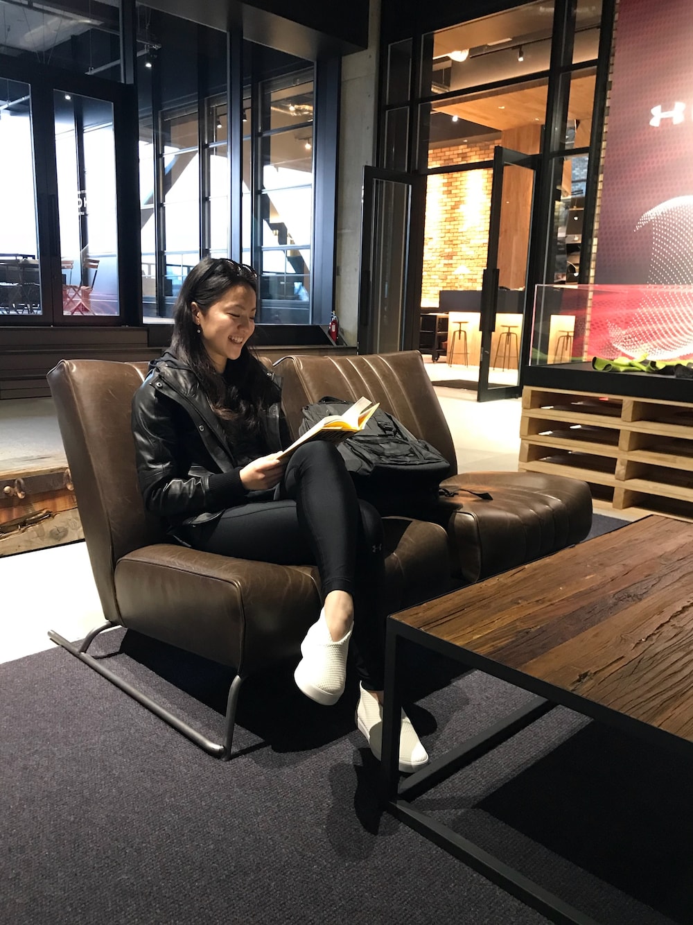 「アンダーアーマー、underarmour、under armour、黒コーデ、黒、スニーカー、スニーカーコーデ、サングラス、スポーツミックス、ブラック」｜「UNDER ARMOURのアイテム（ジャケット/アウター、ブラック系）」を使った、Yuiさん（レディース・160cm）の春コーディネートの1枚目の写真
