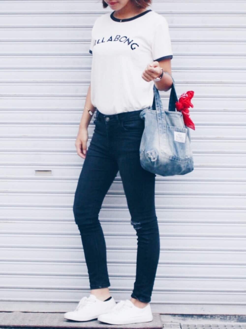 ブラック系のデニムパンツ、ホワイト系のスニーカー、ホワイト系のTシャツ/カットソーを着用したレディースの夏コーディネートの1枚目の写真