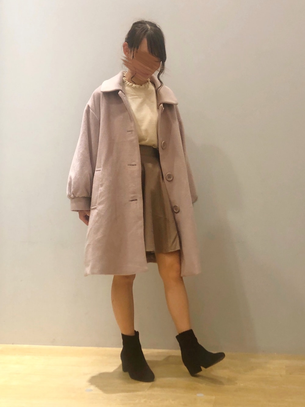 「earth music&ecology、ORiental TRaffic(ORiental TRaffic)、おしゃれさんと繋がりたい、ootd、ミニスカート、Aライン、シンプル、2019AW、秋のコーデ」｜「earth music&ecologyのスキスカミニスカート（スカート、ベージュ系）」を使った、まゆまろさん（レディース・154cm）の秋コーディネートの1枚目の写真