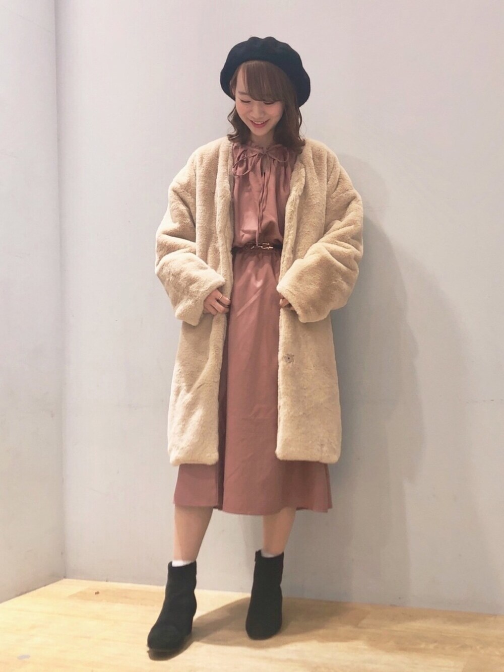 「earth music&ecology、ORiental TRaffic(ORiental TRaffic)、おしゃれさんと繋がりたい、ootd、ファーコート、ワンピース、デート、ガーリー、2019AW、冬コーデ」｜「earth music&ecologyのファーロングコート（その他アウター、ベージュ系）」を使った、まゆまろさん（レディース・154cm）の秋コーディネートの1枚目の写真