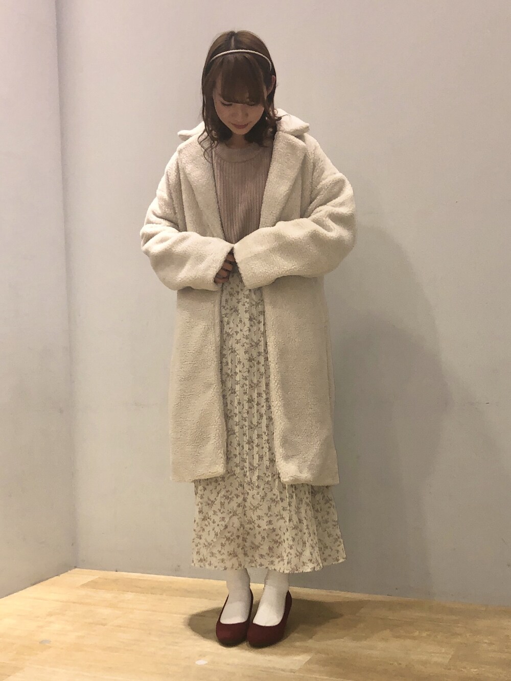 「earth music&ecology、ORiental TRaffic(ORiental TRaffic)、おしゃれさんと繋がりたい、ootd、ボア、チェスターコート、プリーツスカート、花柄スカート、2019AW、冬コーデ」｜「earth music&ecologyのふんわり消しプリーツスカート（スカート、その他）」を使った、まゆまろさん（レディース・154cm）の冬コーディネートの1枚目の写真