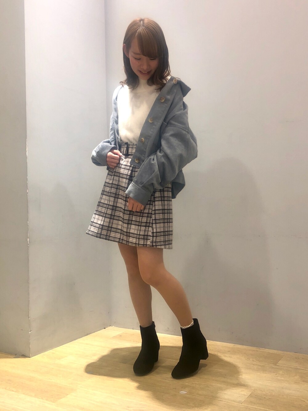 「earth music&ecology、ORiental TRaffic(ORiental TRaffic)、おしゃれさんと繋がりたい、ootd、コーデュロイ、CPOジャケット、サックスブルー、カジュアル、2020ss、春コーデ」｜「earth music&ecologyのベルト付き台形ミニスカート （スカート、ホワイト系）」を使った、まゆまろさん（レディース・154cm）の冬コーディネートの1枚目の写真
