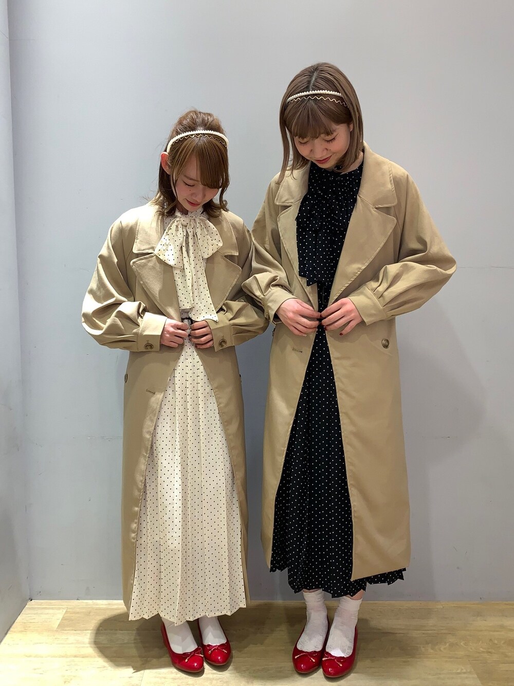 「earth music&ecology、ORiental TRaffic(ORiental TRaffic)、おしゃれさんと繋がりたい、ootd、双子コーデ、おそろいコーデ、ワンピース、トレンチコート、2020ss、春コーデ」｜「earth music&ecologyのパフスリーブコート＊（ブルゾン、ベージュ系）」を使った、まゆまろさん（レディース・154cm）の冬コーディネートの1枚目の写真
