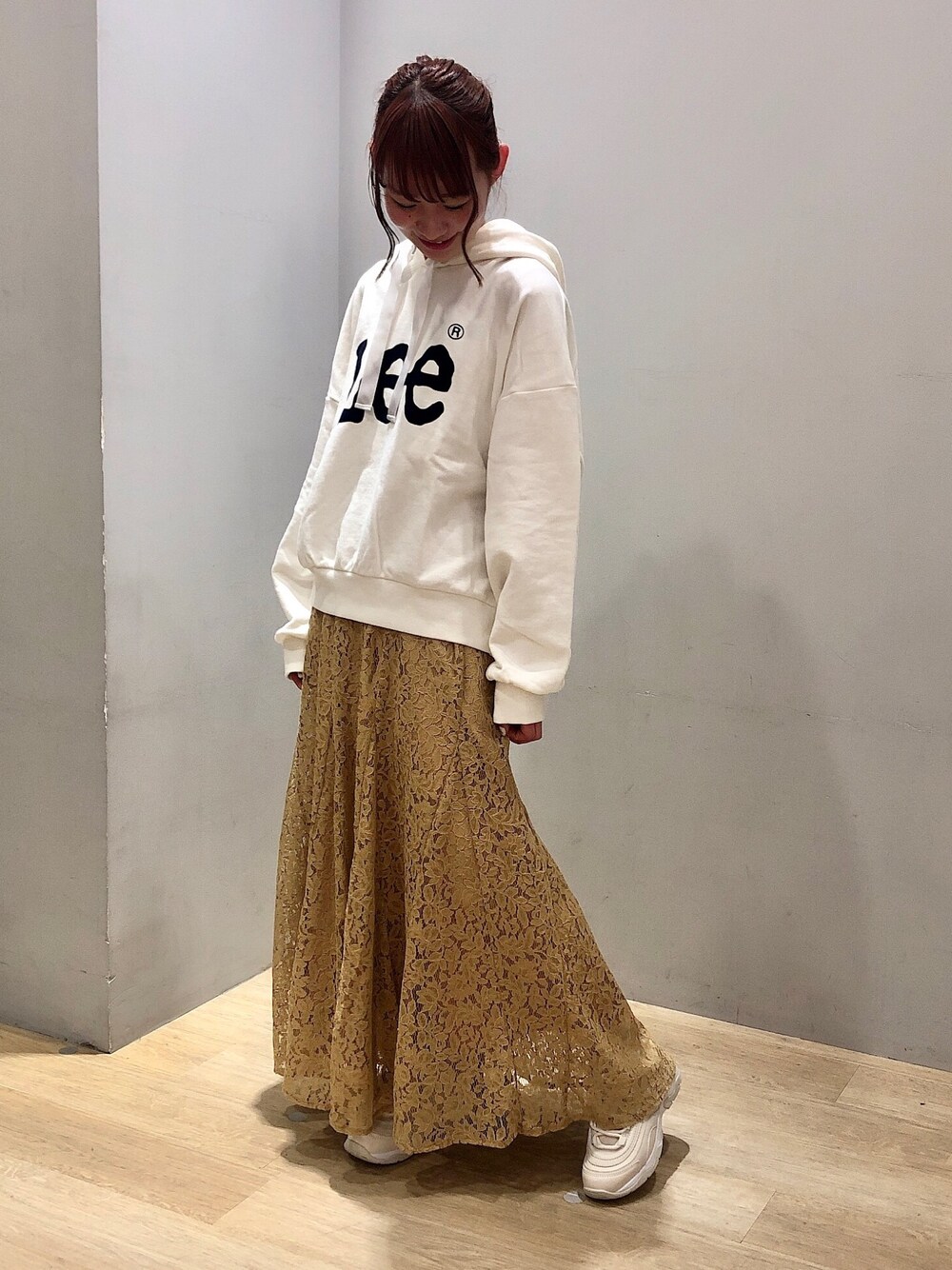 「earth music&ecology、LEE、FILA、おしゃれさんと繋がりたい、ootd、スウェット、レーススカート、ダッドスニーカー、2020ss、春コーデ」｜「Leeの【2020春夏】Lee×earthロゴパーカー＊（パーカー、ホワイト系）」を使った、まゆまろさん（レディース・154cm）の春コーディネートの1枚目の写真