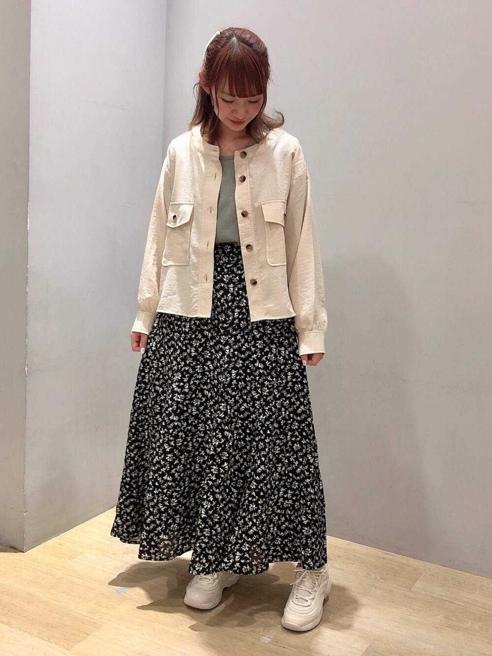 「earth music&ecology、ORiental TRaffic(ORiental TRaffic)、おしゃれさんと繋がりたい、ootd、シフォンスカート、花柄、フレアスカート、2020ss、春コーデ」｜「earth music&ecologyのクルーネックリブプルオーバー ＊（Tシャツ/カットソー、グリーン系）」を使った、まゆまろさん（レディース・154cm）の春コーディネートの1枚目の写真