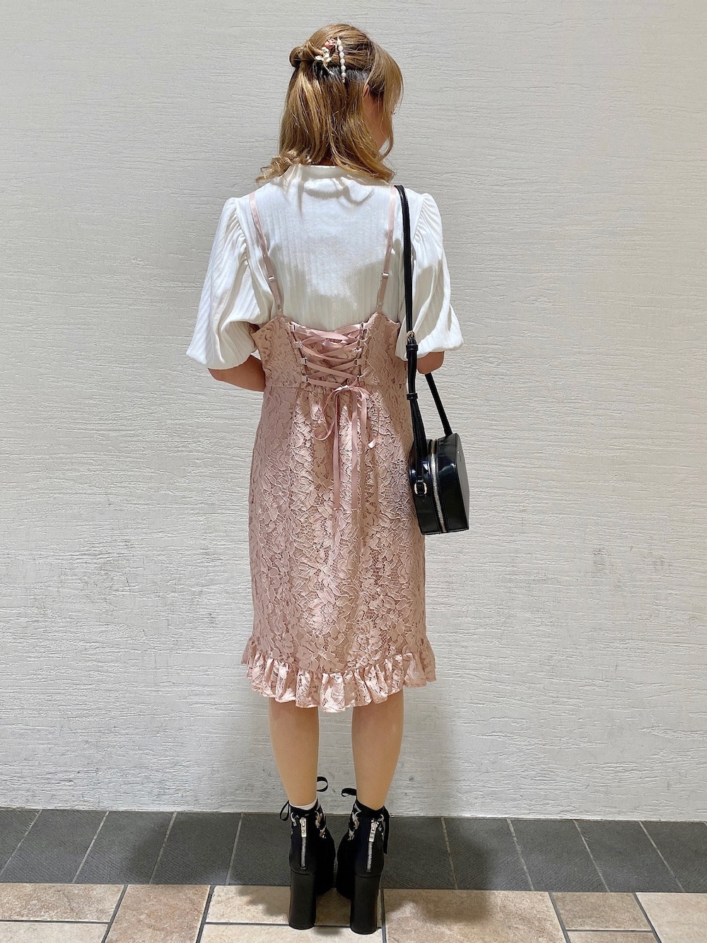 ピンク系のワンピース、ホワイト系のTシャツ/カットソー、ブラック系のトートバッグを着用したレディースの夏コーディネートの1枚目の写真