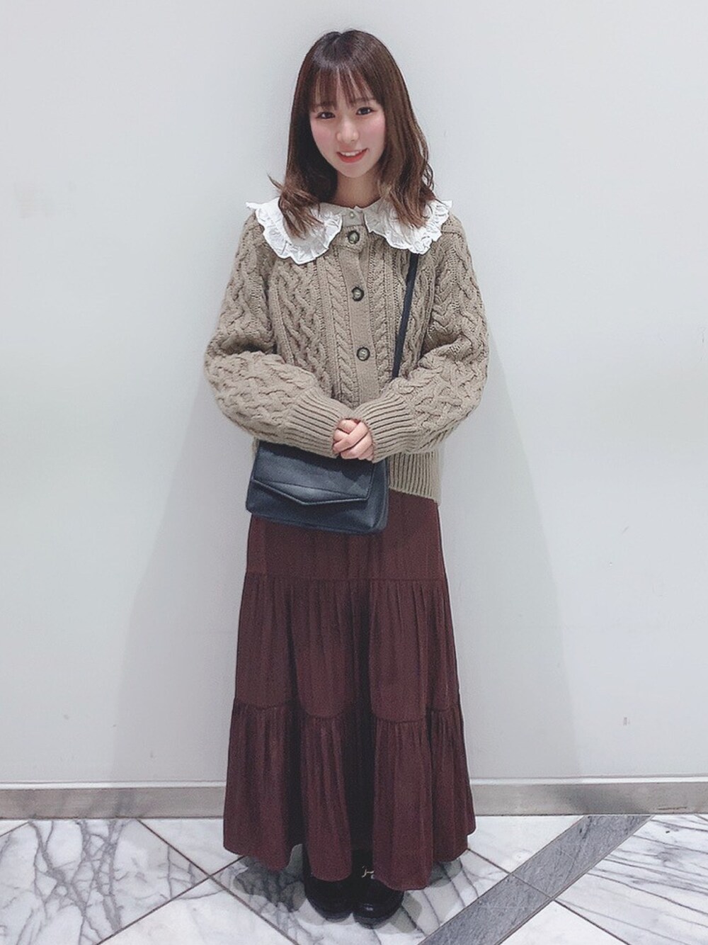 「earth music&ecology、おしゃれさんと繋がりたい、ootd、カーディガン、ワントーンコーデ、ブラウン、ローファー、ガーリー、2020AW」｜「earth music&ecologyのサテンティアードスカート ＊●（スカート、ブラウン系）」を使った、まゆまろさん（レディース・154cm）の秋コーディネートの1枚目の写真