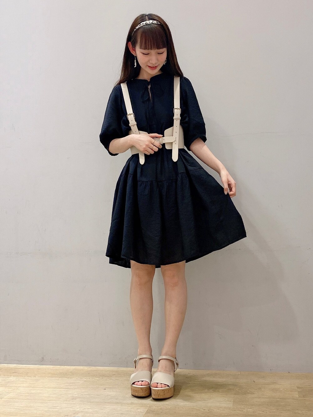 ブラック系のワンピース、ホワイト系のサンダル、ホワイト系のベルトを着用したレディースの夏コーディネートの1枚目の写真